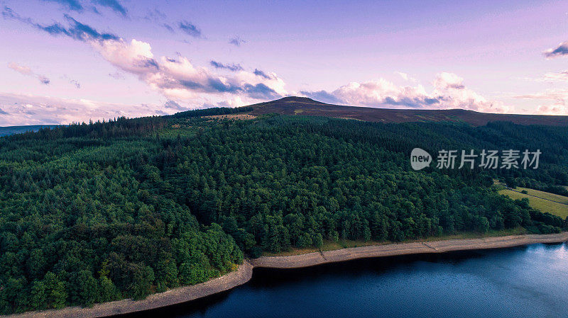 英国德比郡山顶地区国家公园的日出景观，使用mavic 2 pro无人机